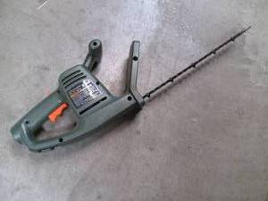 lot 10 image: Black and Decker 16 Electric Hedge...