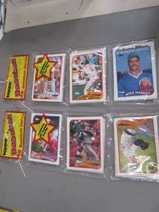 lot 25 image: Lot of Vintage Topps Collectible Ba...