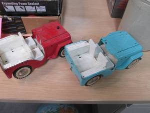 lot 73 image: 2 Vintage Collectible Metal Jeeps M...