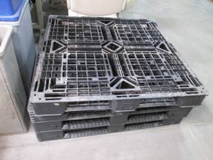 lot 107 image: Lot of 4 Standard Sized Heavy Plast...