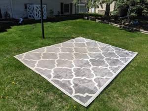 lot 94 image: 8 x 10 Moroccan Trellis Area Rug