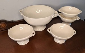 lot 48 image: Five Piece Pottery Barn Bowl Set