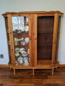 lot 31 image: Knotty Pine Lighted Curio Cabinet w Glass Shelves