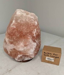 lot 37 image: Himalayan Salt Lamp w Extra Bulb