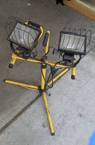 lot 108 image: Portable Tripod Work Light