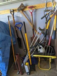 lot 124 image: Outdoor Garden Implements (See photos)