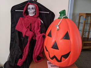 lot 269 image: Halloween Decor Lighted Jack-O-Lantern & Skeleton