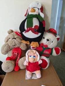 lot 270 image: (4) Christmas Stuffed Animals