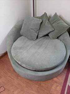 lot 250 image: Large Round Chair with Matching Pillows