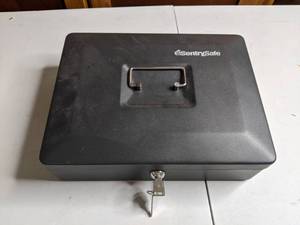 lot 224 image: Sentry Safe Steel Keyed Cash Box