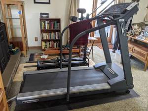 lot 9 image: PaceMaster Platinum Pro VR Treadmill