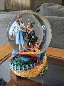 lot 209 image: Musical Snow Globe The Wizard of Oz