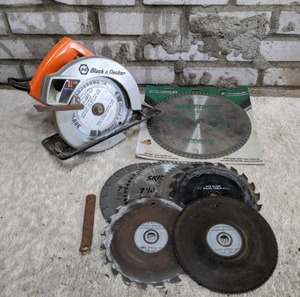 lot 27 image: Black & Decker 1 34 HP Circular Saw