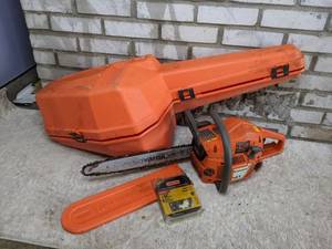 lot 20 image: Husqvarna 141 Chainsaw with Extra Chain