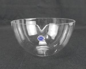 lot 90 image: Set of 4 Glass 385 ML Evaporating Dishes With Spout - Made in West Germany