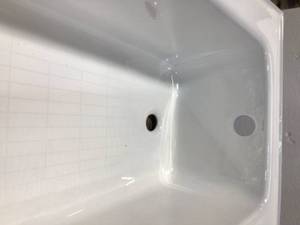 lot 8 image: Villager 60 in. Right-Hand Drain Rectangular Alcove Bathtub in White by KOHLER Customer Returns See Pictures