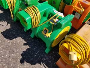 lot 330 image: B-Air Kodiak 1 HP Bounce House Blower, Green