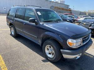 lot 17 image: 2000 Ford Explorer XLT 4x4