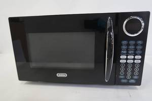 lot 632 image: Sunbeam 0.9 cu ft 900 Watt Microwave
