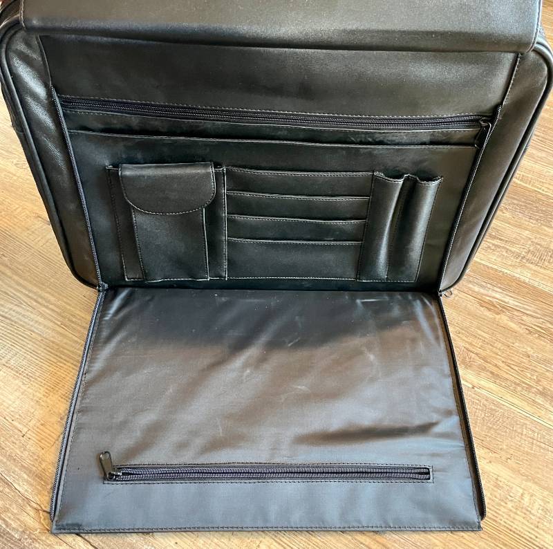 lot 16 image: Large Black Leather Lockable Laptop Computer Bag Case