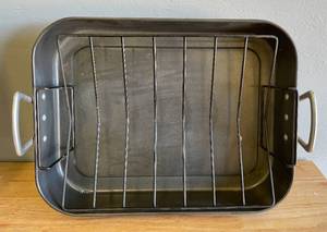 lot 10 image: Large Metal Roast Pan with Rack