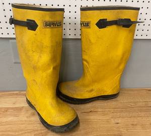 lot 20 image: Servlis Tall Mens Rubber Work Boots Size 11