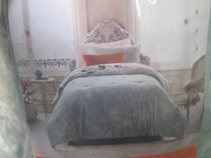 lot 268 image: Opal House Twin Velvet Comforter Se...