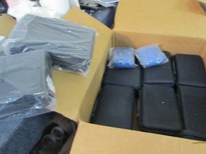 lot 326 image: Box of Assorted Sized Zip Travel Ca...