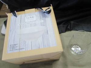 lot 33 image: 4- 6 inch Bowls, Mom Juice Wine Gla...
