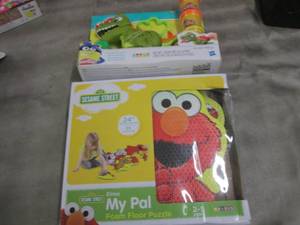 lot 189 image: Play-Doh Kit, Sesame Street Floor P...