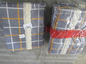 lot 253 image: 7 Assorted Sized Patterned Tableclo...