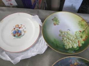 lot 257 image: Assorted Collectable Christmas Plat...