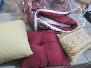 lot 448 image: Queen Comforter Set...