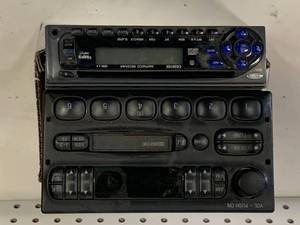 lot 8 image: Ford Factory Stereo & Jensen CD Car Stereo