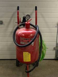 lot 9 image: Clarke SB 9008 Sand Blaster