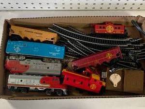lot 32 image: HO Santa Fe Train Assortment , Track, Transformer