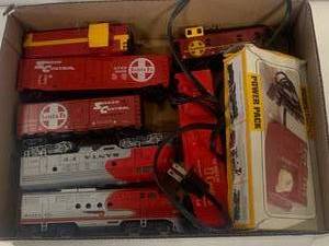 lot 33 image: HO Santa Fe Train Assortment