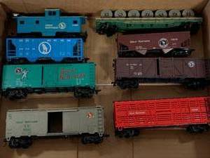 lot 36 image: HO Great Northern Train Assortment