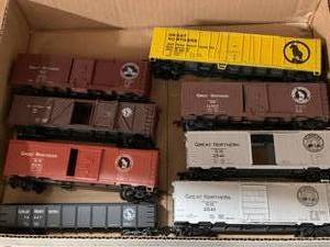 lot 37 image: HO Great Northern Box Cars