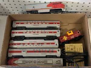 lot 39 image: HO Santa Fe Passenger Train Set