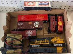 lot 40 image: HO Santa Fe Train Assortment