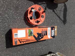 lot 22 image: Black & Decker 17 Hedge Trimmer With Extension Approx. 85 Ft Spool
