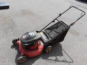 lot 27 image: Yard Machines 21 139cc Push Mower With Bag (Starts With Starting Fluid No Gas To Test)