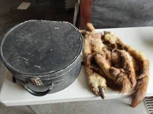 lot 40 image: Vintage Hat Box, Mandel Furs Collar