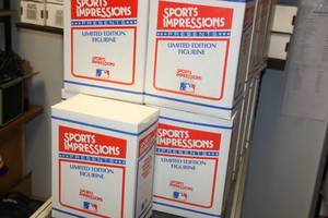 lot 41 image: Sports impressions Joe Morgan Figurine Lot  21 Figures