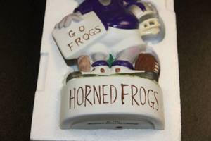 lot 66 image: Vintage 1972 TCU Horned Frogs Football Lawn Ornament Statue