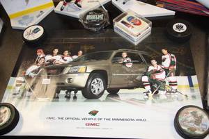 lot 87 image: Large Misc Hockey Collectibles & Card Lot  95 Items