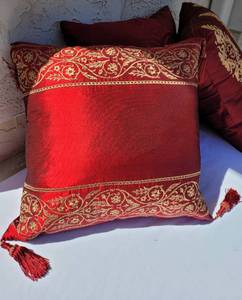 lot 63 image: Striking Pillow Set