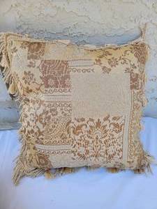 lot 68 image: Gold Printed Throw Pillows