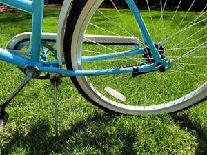 lot 74 image: Womens Huffy Bicycle